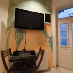 Cozy Downtown Private Apartment